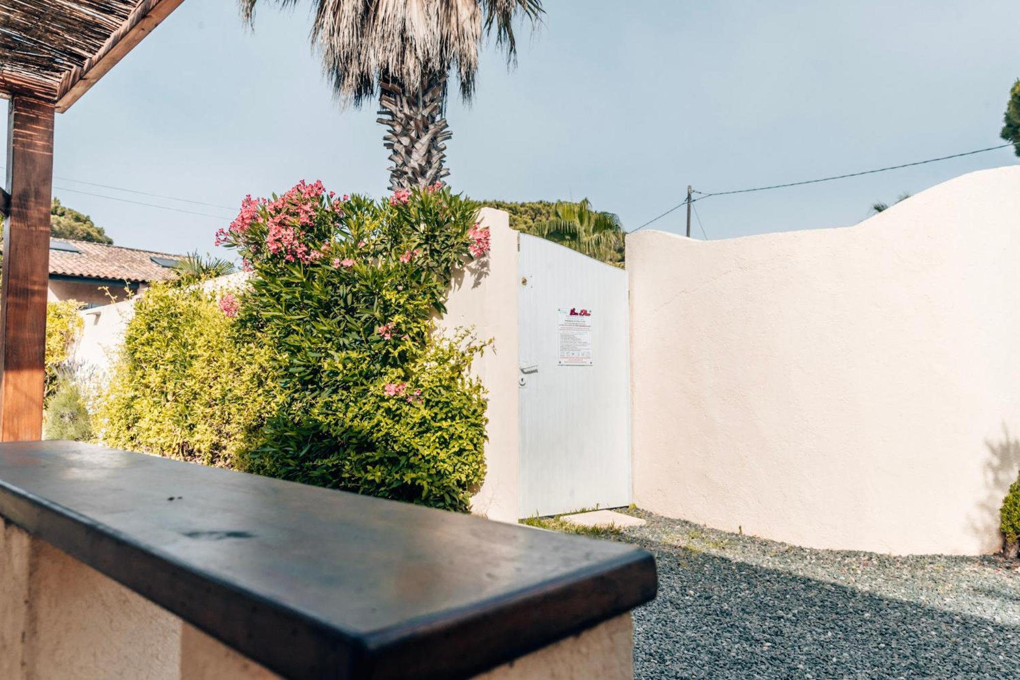 Reve D'Azur, Mazet En Bord De Mer, Parking, Piscine Partagee, Terrasse Bbq & Draps Inclus La Nartelle, 1 Salon, 1 Chambre, 1 Cuisine , 1 Sdb Σαιντ-Μαξίμ Εξωτερικό φωτογραφία